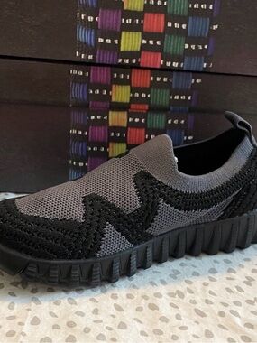 Bernie Mev Women’s Slip-On Knit Athletic Shoe in Gray and Black size 35 NIB